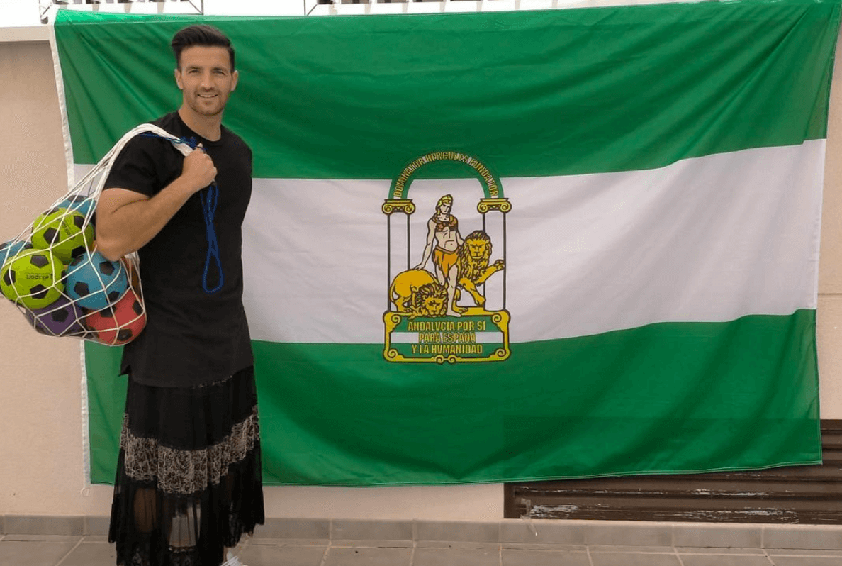 Pablo, l’insegnante che ha indossato una gonna a lezione per denunciare gli stereotipi di genere
