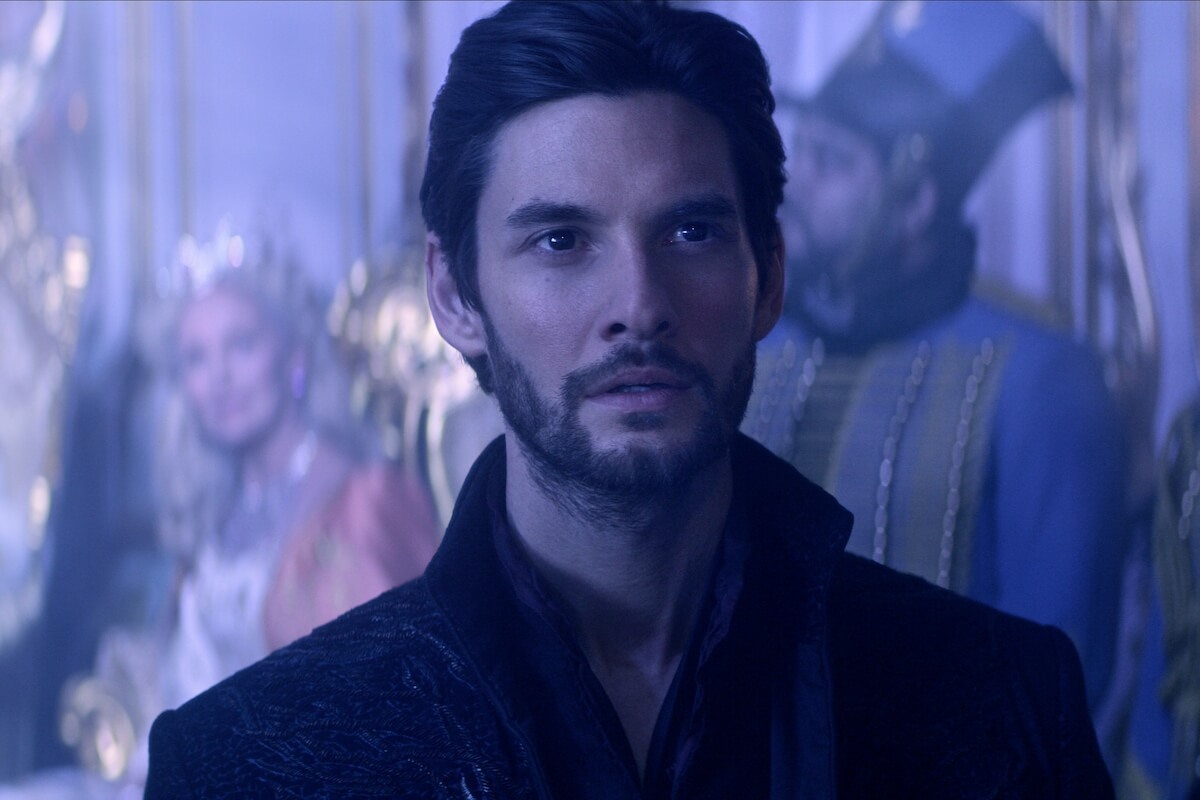 Tenebre e Ossa, da oggi su Netflix una nuova serie fantasy queer - trailer e sinossi - ShadowandBone Season1 00 26 36 14R2 - Gay.it