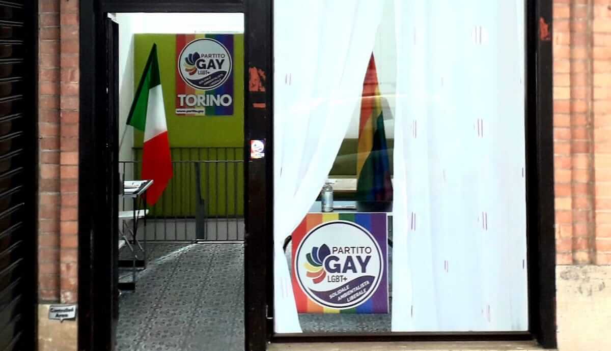 Torino, condominio protesta contro simbolo del Partito Gay in una sede associativa?