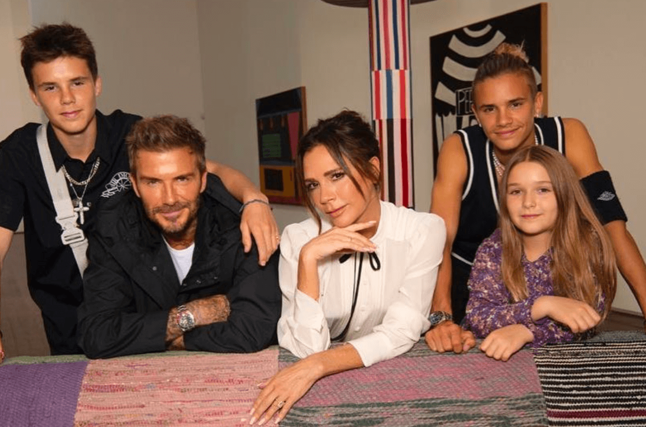 Da Posh Spice a stilista, celebriamo Victoria Beckham - Victoria Beckham family 1 - Gay.it