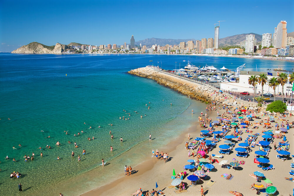 Vorresti evadere dalla routine? La soluzione è lo smart working in Spagna - benidorm - Gay.it
