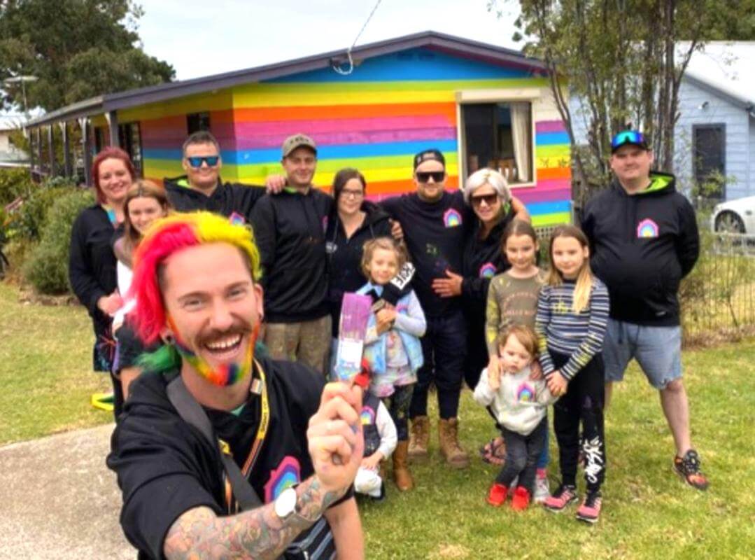Vittima di omofobia, i vicini lo aiutano a dipingere la casa con i colori dell’arcobaleno
