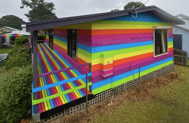 Vittima di omofobia, i vicini lo aiutano a dipingere la casa con i colori dell'arcobaleno - casa - Gay.it