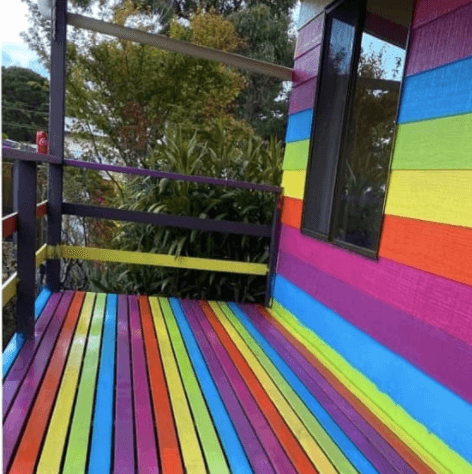 Vittima di omofobia, i vicini lo aiutano a dipingere la casa con i colori dell'arcobaleno - fuori rainbow - Gay.it