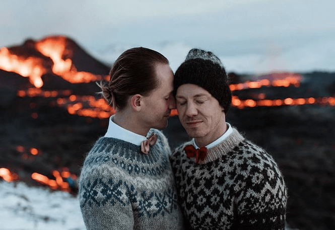 Nozze gay accanto al vulcano in eruzione