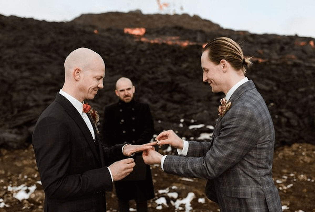 Islanda, coppia gay si sposa su un vulcano in eruzione – VIDEO