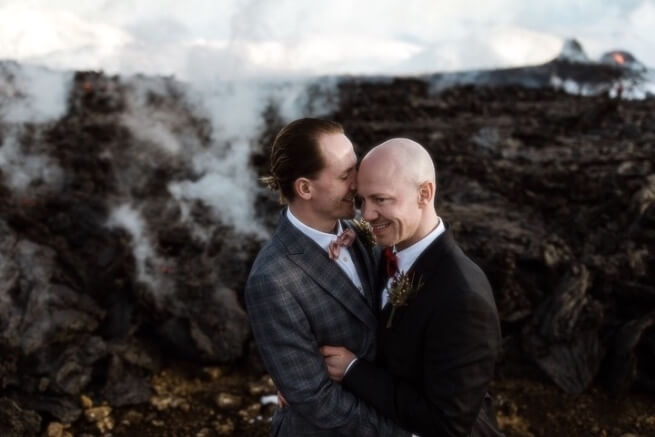 Nozze gay accanto al vulcano in eruzione
