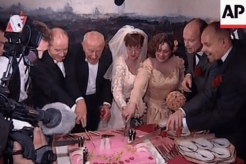 20 anni fa in Olanda i primi matrimoni gay al mondo: 20 anni dopo, in Italia nemmeno se ne parla - matrimonio gay olanda - Gay.it