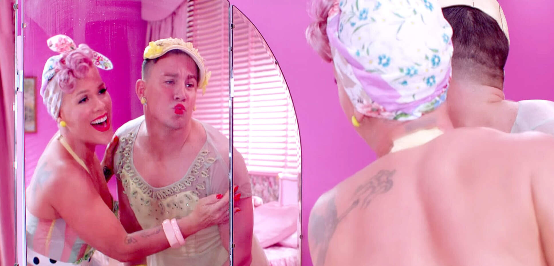 Channing Tatum, il sex symbol con un passato da stripper – la GALLERY - pink and channing scaled e1619329217979 - Gay.it