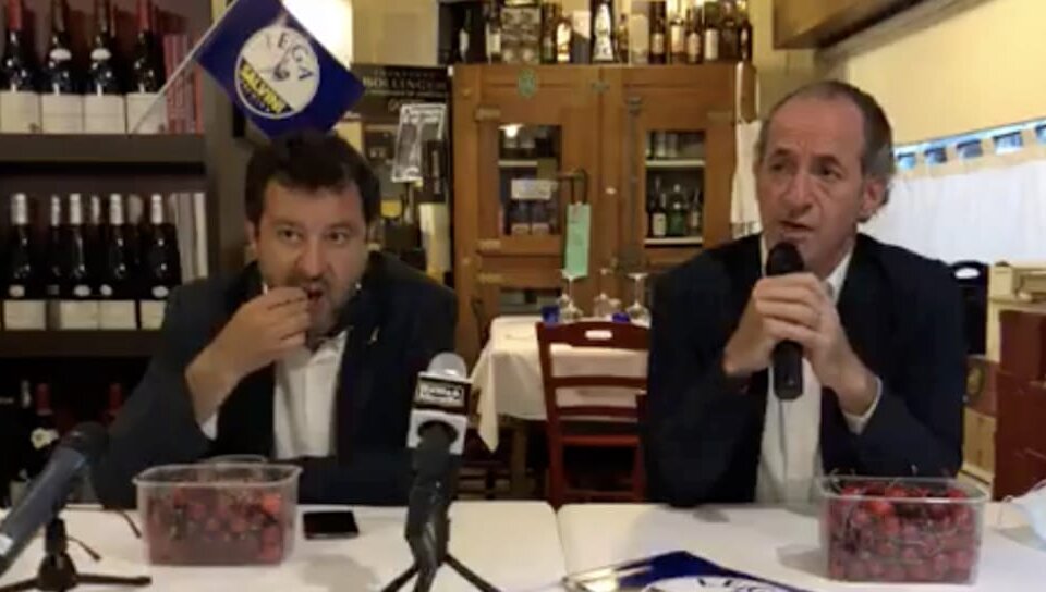 DDL Zan, Luca Zaia: "Prima o poi verrà approvato". Ma Salvini insiste: "Legge liberticida" - salvini zaia ciliegie 2 - Gay.it