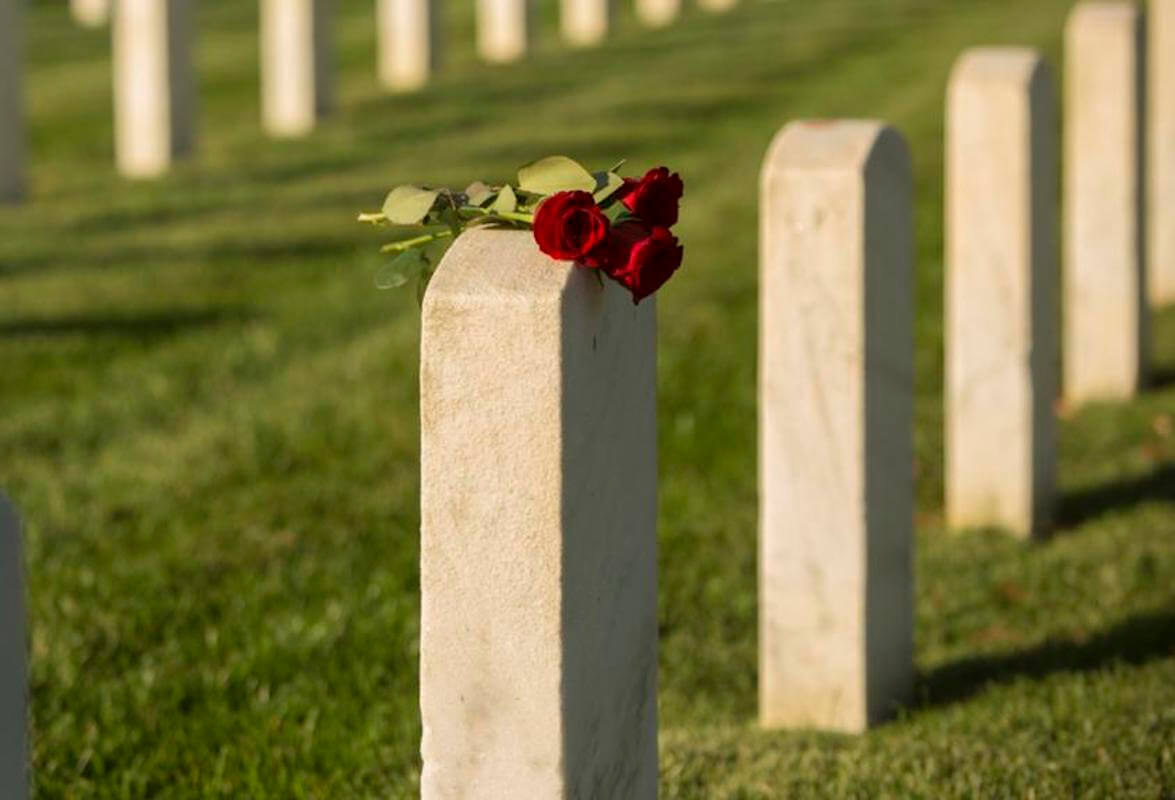Doppio funerale per il ragazzo trans suicida: il padre non lo accettava