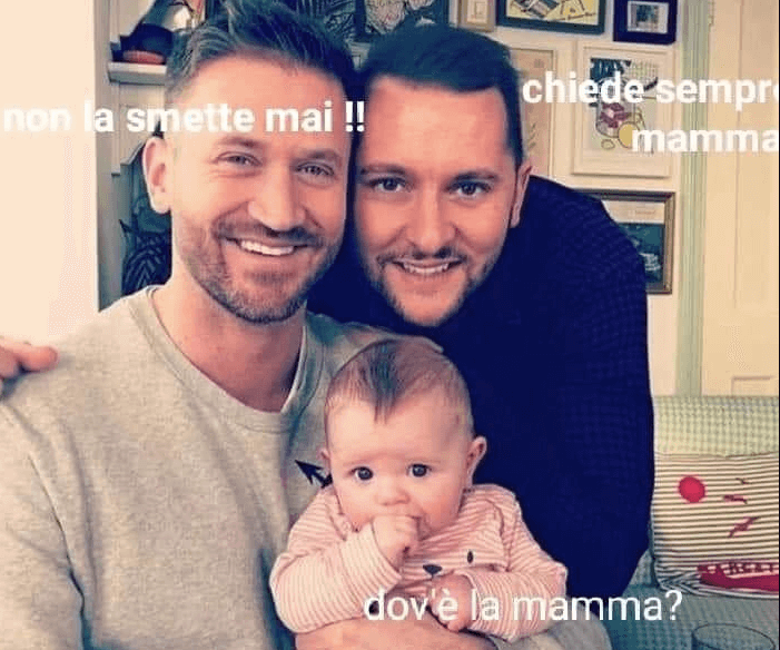 Matteo Grimaldi denuncia: prete utilizza foto con due papà gay per un contest omofobo - vignetta gay - Gay.it