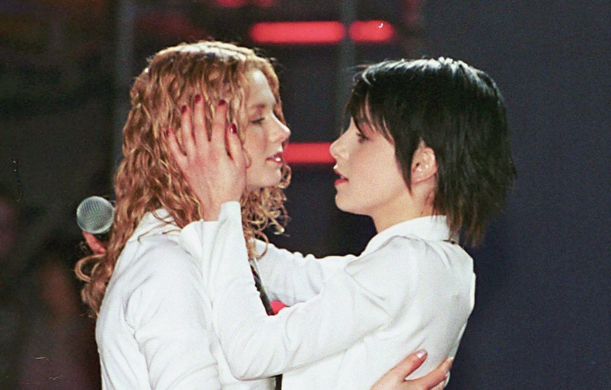 Il bacio tra le Tatu Yulia e Lena