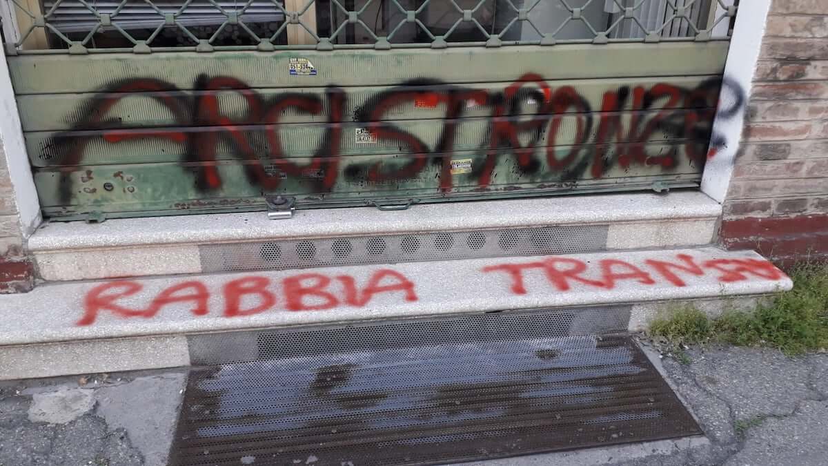 DDL Zan, imbrattata la sede di Arcilesbica: la solidarietà di Meloni e Adinolfi