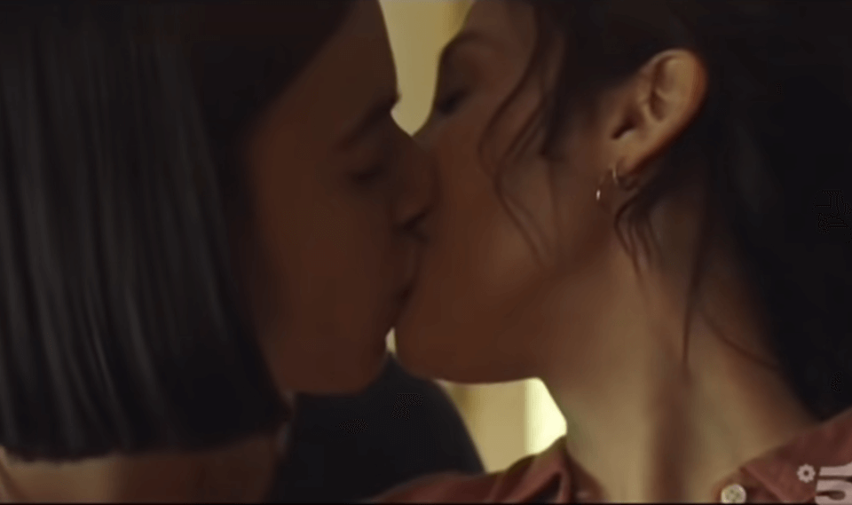 Bacio tra due donne nello spot Dietorelle, Vittorio Sgarbi: “Primi effetti del DDL Zan, immorale e pornografico” – VIDEO