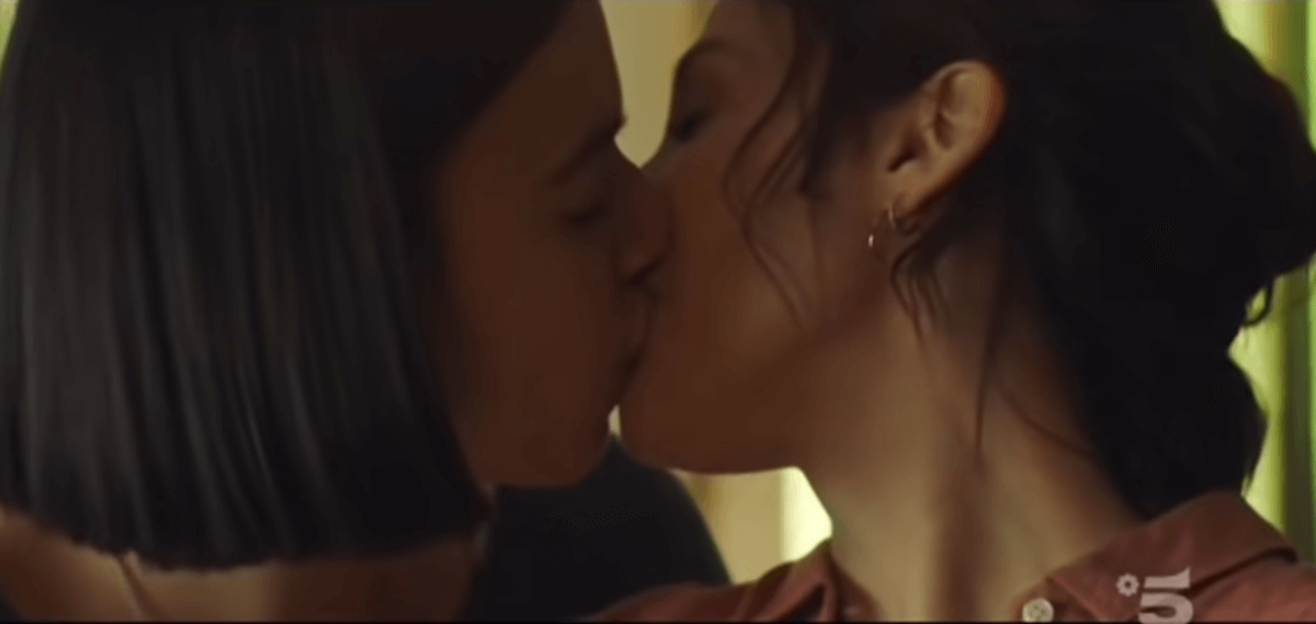 Bacio tra due donne nello spot Dietorelle, Vittorio Sgarbi: “Primi effetti del DDL Zan, immorale e pornografico” – VIDEO