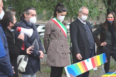 Torino, Chiara Appendino inaugura la panchina arcobaleno e ribadisce l'urgenza del DDL Zan - Chiara Appendino Inaugurazione panchina - Gay.it