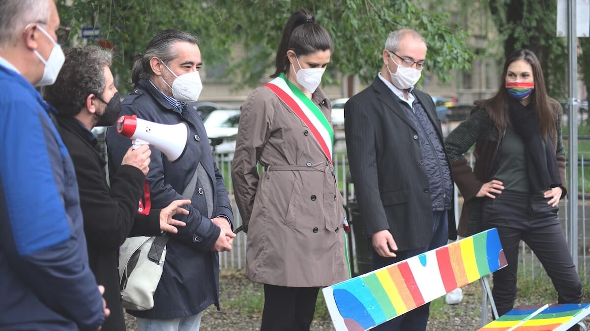 Torino, Chiara Appendino inaugura la panchina arcobaleno e ribadisce l'urgenza del DDL Zan - Chiara Appendino Inaugurazione panchina - Gay.it