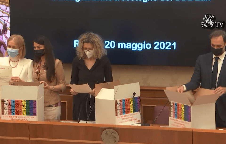 DDL Zan, consegnate le 500.000 firme a favore: "Non credete alle fake news, basta crimini d'odio" - DDL Zan 1 - Gay.it