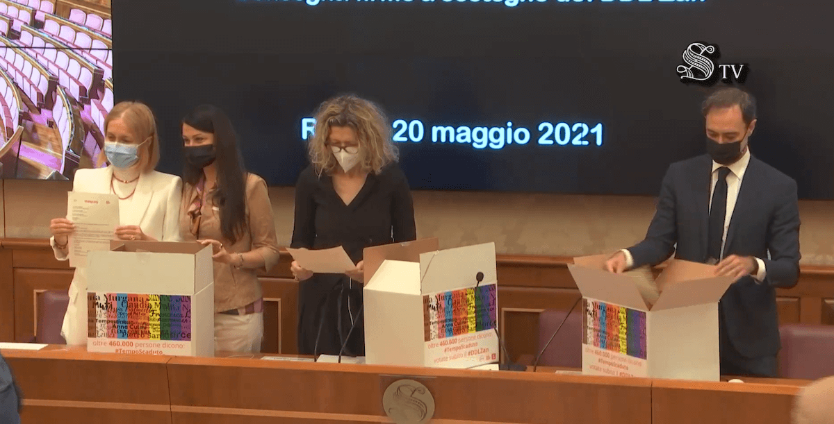 DDL Zan, consegnate le 500.000 firme a favore: “Non credete alle fake news, basta crimini d’odio”