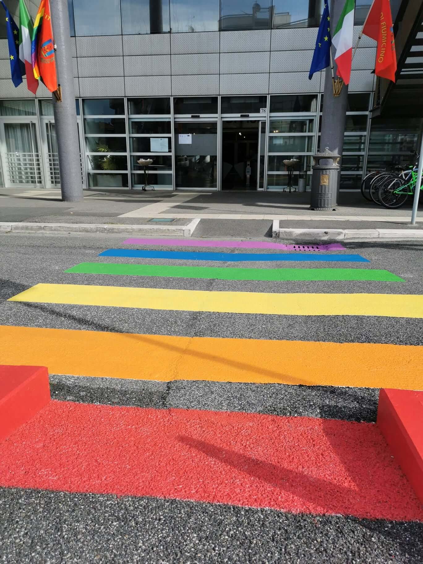 Roma, inaugurate panchine e strisce pedonali arcobaleno per dire basta all'omotransfobia - Fiumicino Strisce Pedonali rainbow - Gay.it