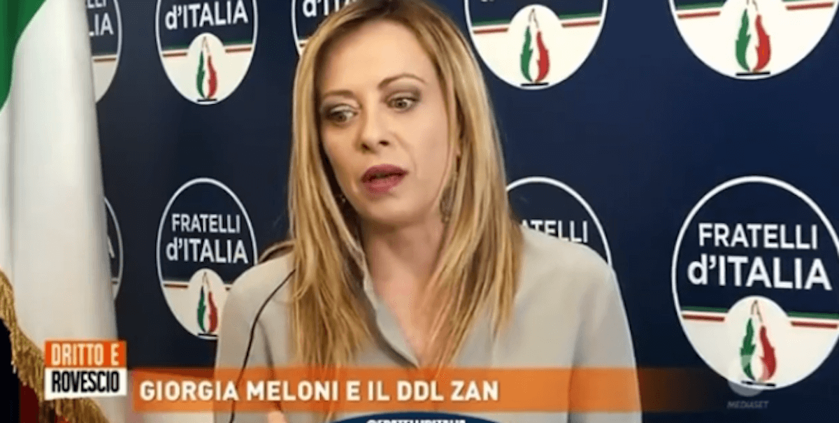 Giorgia Meloni presenta la sua autobiografia a scuola: “Obbligatoria la partecipazione degli studenti”