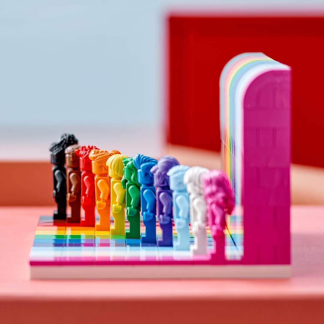 LEGO lancia il suo primo set arcobaleno per celebrare la comunità LGBT+ - Lego lancia il suo primo set arcobaleno per celebrare la comunità LGBT 3 - Gay.it