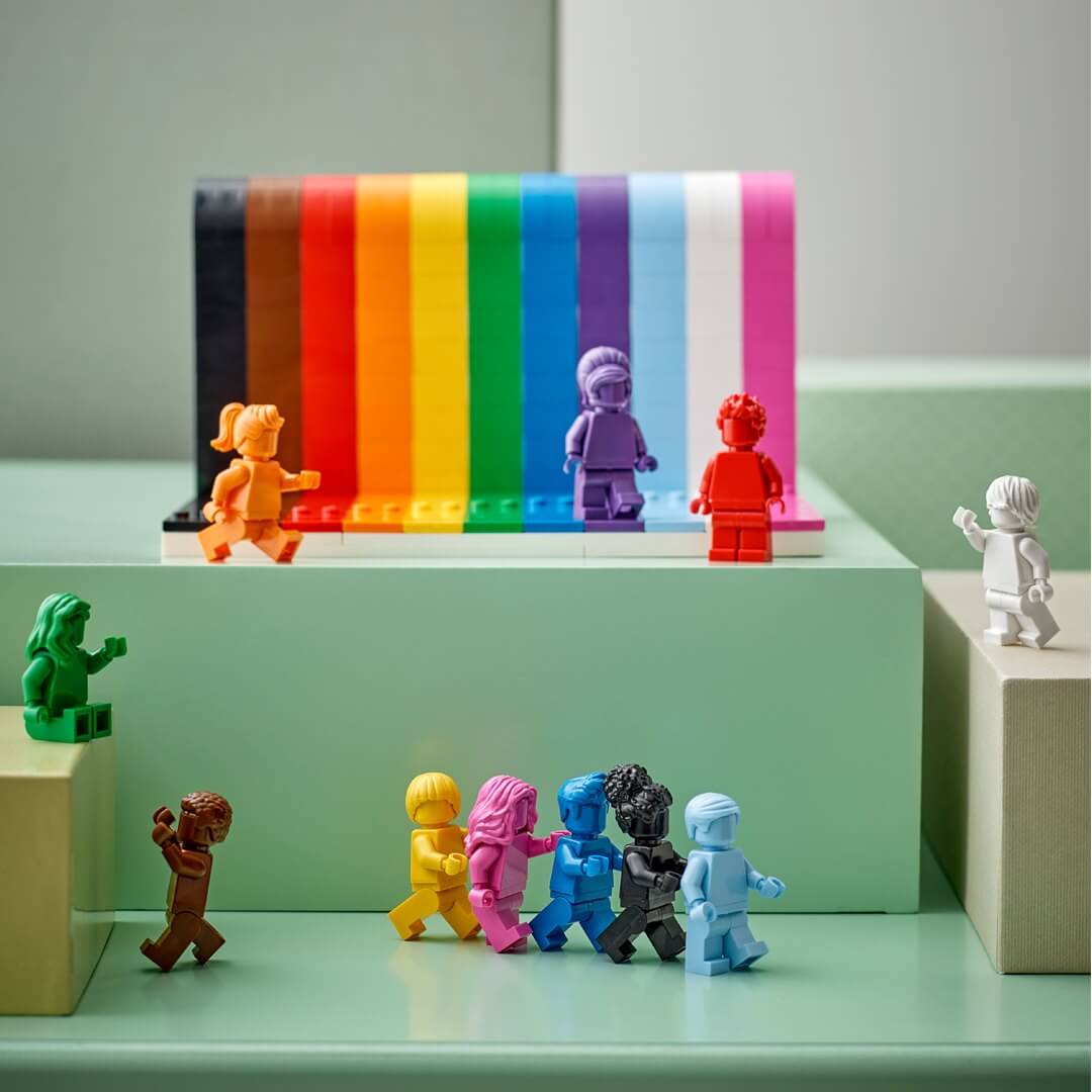 LEGO lancia il suo primo set arcobaleno per celebrare la comunità LGBT+ - Lego lancia il suo primo set arcobaleno per celebrare la comunità LGBT 4 - Gay.it