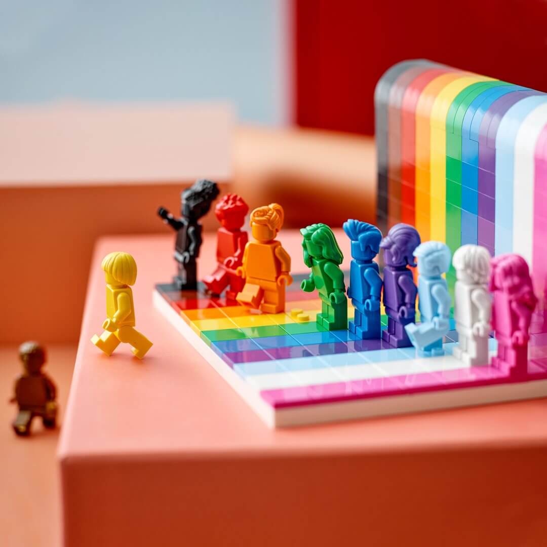 LEGO lancia il suo primo set arcobaleno per celebrare la comunità LGBT+ - Lego lancia il suo primo set arcobaleno per celebrare la comunità LGBT 6 - Gay.it