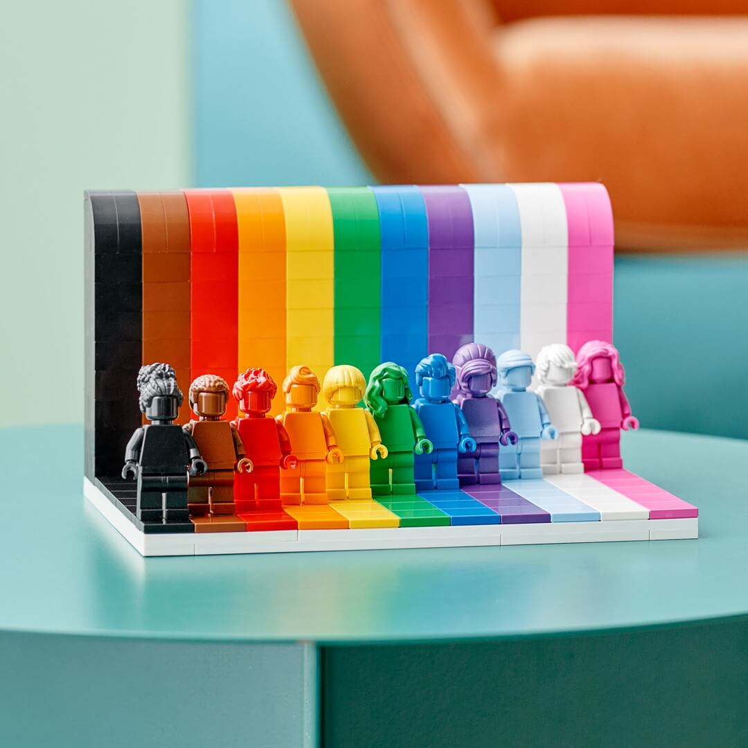 LEGO lancia il suo primo set arcobaleno per celebrare la comunità LGBT+ - Lego lancia il suo primo set arcobaleno per celebrare la comunità LGBT 1 - Gay.it