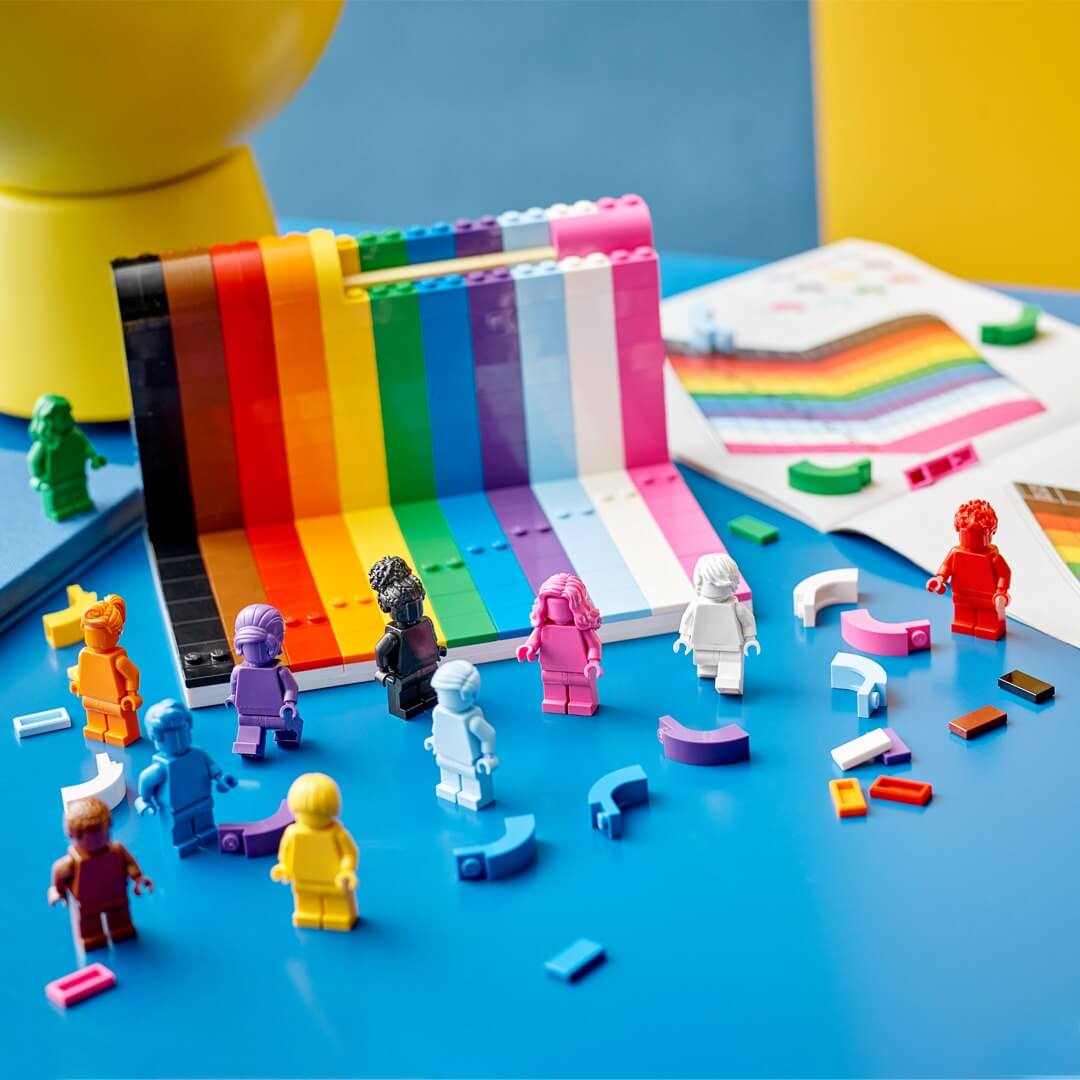 LEGO lancia il suo primo set arcobaleno per celebrare la comunità LGBT+ - Lego lancia il suo primo set arcobaleno per celebrare la comunità LGBT 2 - Gay.it