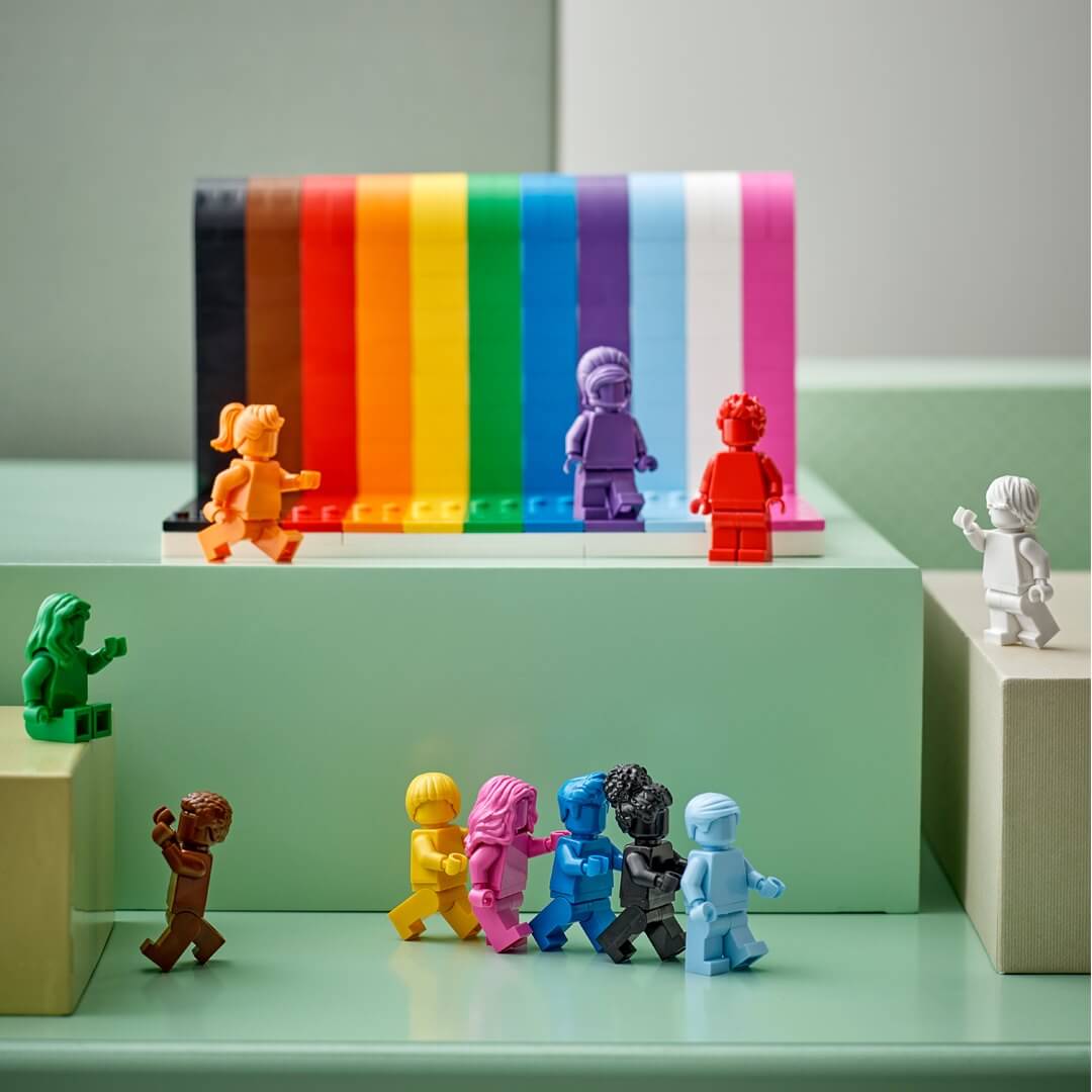 LEGO lancia il suo primo set arcobaleno per celebrare la comunità LGBT+ - Lego lancia il suo primo set arcobaleno per celebrare la comunità LGBT 4 - Gay.it