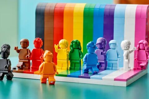 LEGO lancia il suo primo set arcobaleno per celebrare la comunità LGBT+ - Lego lancia il suo primo set arcobaleno per celebrare la comunità LGBT - Gay.it