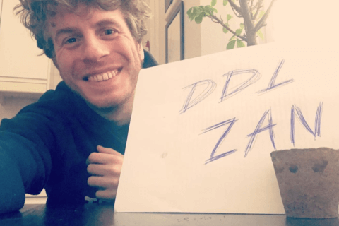 Lodo Guenzi ringrazia Fedez: "Questo Paese è ancora in larga parte omofobo e razzista, è vergognoso" - Lodo Guenzi 21 - Gay.it