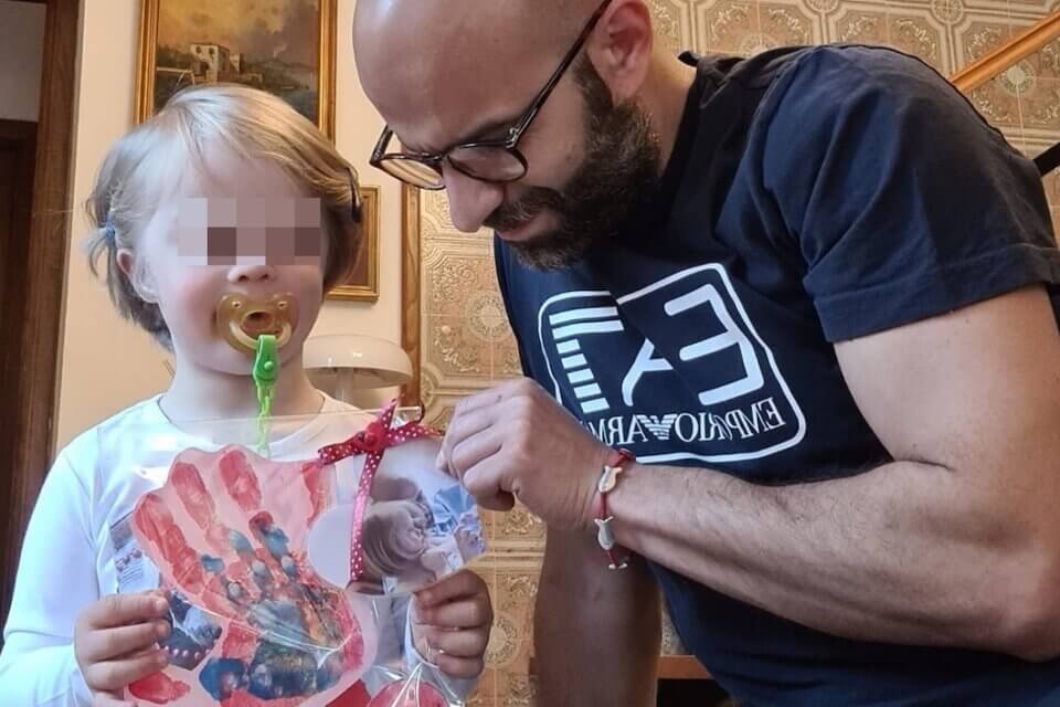 Luca Trapanese e la festa della mamma con la dolce Alba: “Mi ha scritto “perché per me sei tutto””