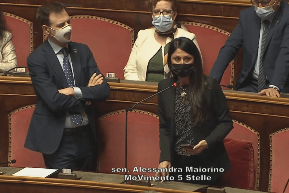Alessandra Maiorino (M5S) legge le aggressioni omotransfobiche in Senato – video