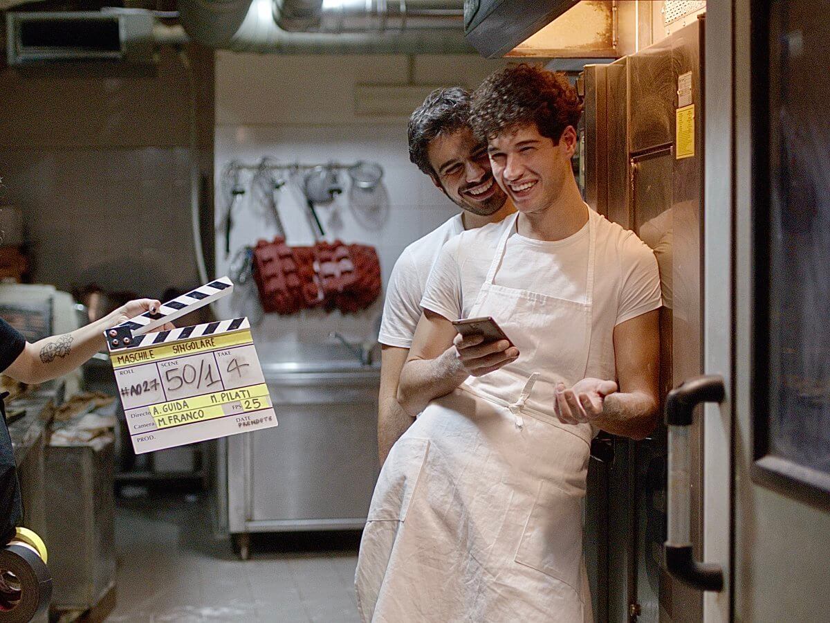 Maschile Singolare, il primo trailer della storia d’amore a tinte queer e tutta italiana in arrivo su Amazon Prime - Maschile Singolare 3 - Gay.it