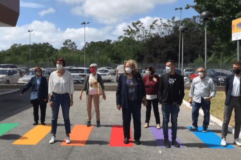 Roma, inaugurate panchine e strisce pedonali arcobaleno per dire basta all'omotransfobia - Roma inaugurate le strisce pedonali arcobaleno per dire basta allomotransfobia - Gay.it
