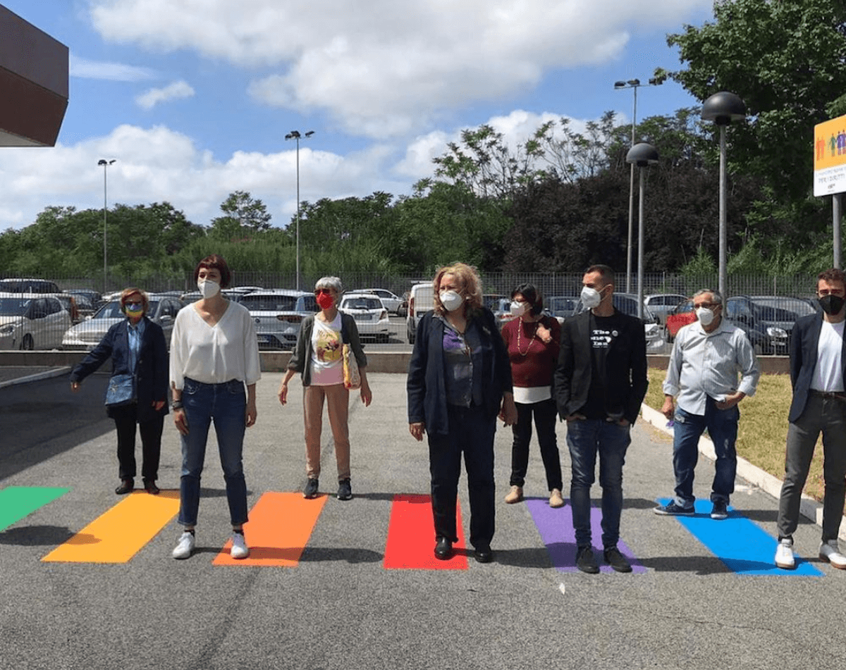 Roma, inaugurate panchine e strisce pedonali arcobaleno per dire basta all’omotransfobia