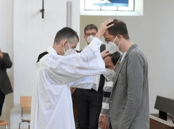 La Germania sfida il Vaticano: centinaia di sacerdoti hanno benedetto coppie LGBT - benedizione coppie lgbt.00003 - Gay.it
