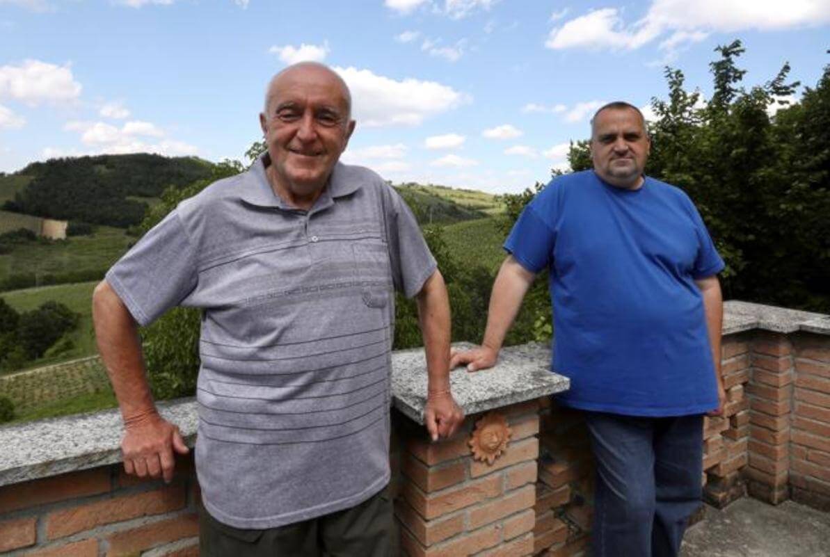 Raid con uova e spari, anni di insulti omofobi: Luca e Fermo decidono di andarsene dal paese