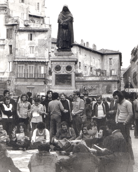 Visibilità omosessuale: la storia LGBT italiana dei primi anni '70 - manifestazione roma - Gay.it