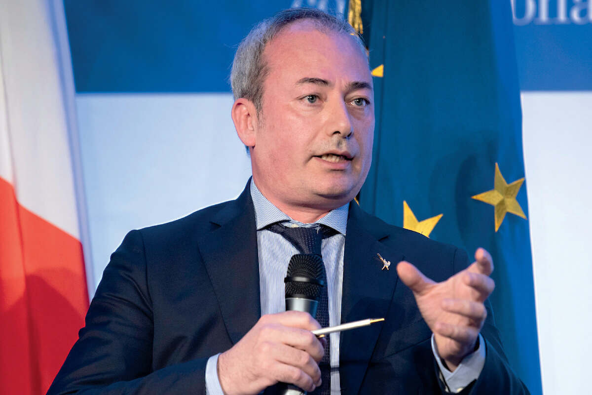 DDL Zan, Ostellari: “Arriviamo ad un nuovo testo condiviso”. Durissimo Zan: “Ci prende in giro”