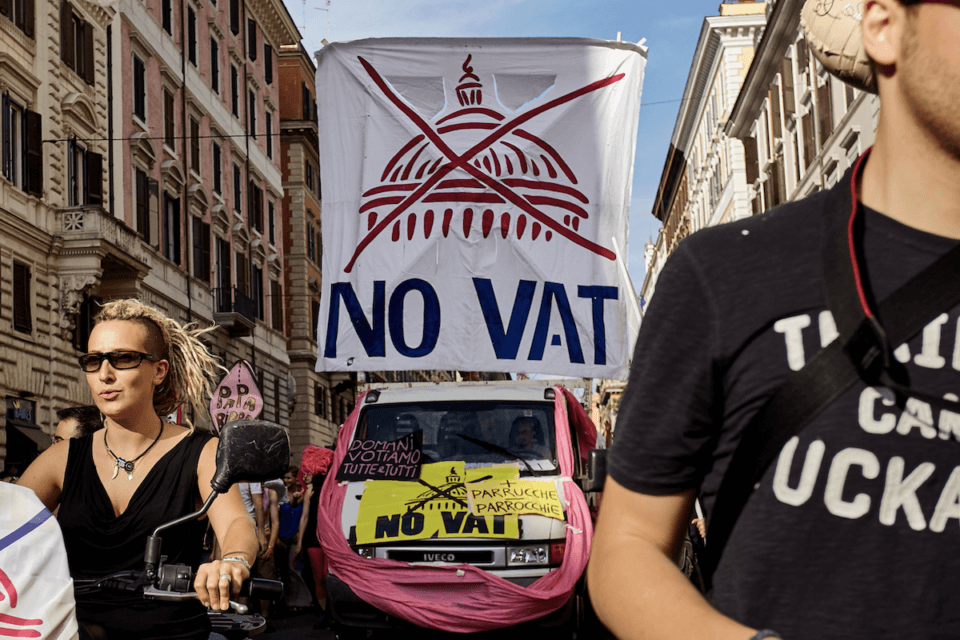 Le associazioni LGBT replicano al Vaticano: "Attacco alla Costituzione, no ingerenze la politica sia laica" - Arcigay e Gay Center contro il Vaticano - Gay.it