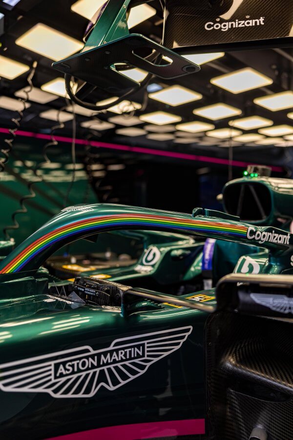 Aston Martin in F1 con i colori dell'arcobaleno per celebrare il Pride Month durante il Gran Premio di Francia - Aston Martin in F1 b - Gay.it