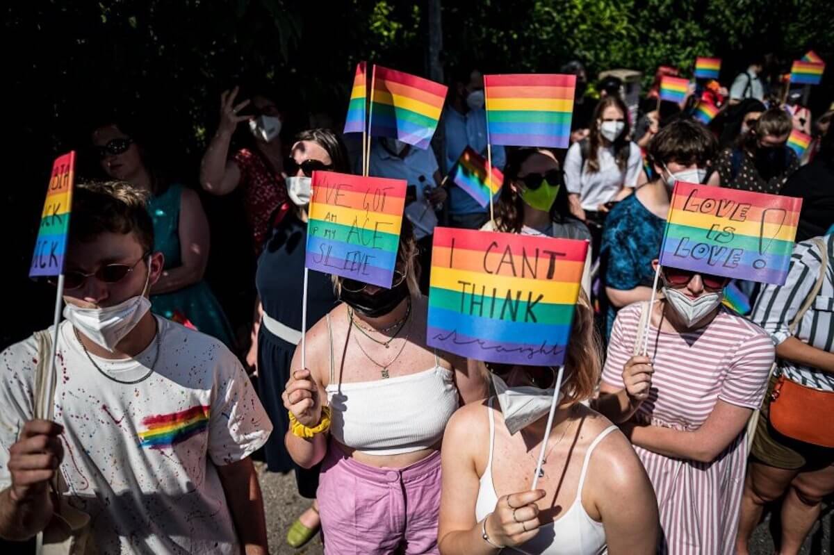 Budapest Pride 2021 in piazza anche dopo la legge omofoba: “Combatteremo il regime di Orban”