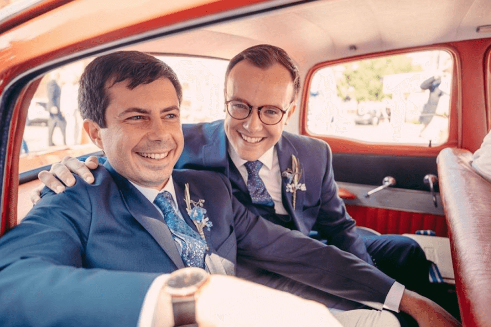 Chasten Buttigieg e il primo bacio pubblico a Pete: “Ne hanno parlato tutti, la gente ci fermava per ringraziarci”
