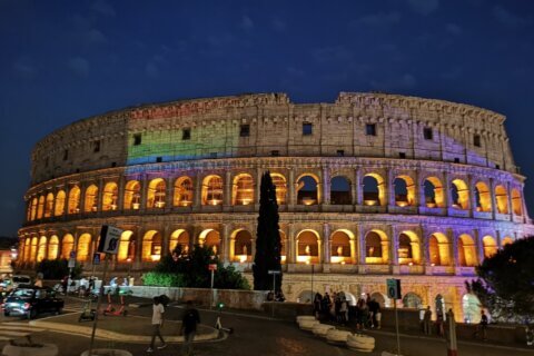 Roma illuminata d'arcobaleno per sostenere il DDL Zan, foto e video - Colosseo arcobaleno - Gay.it