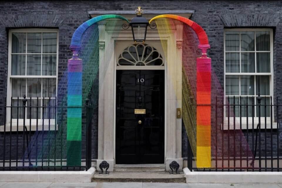 10 Downing Street, la casa del premier Boris Johnson color arcobaleno per celebrare il Pride Month - Downing Street 10 la casa del premier Boris Johnson color arcobaleno per celebrare il Pride Month - Gay.it