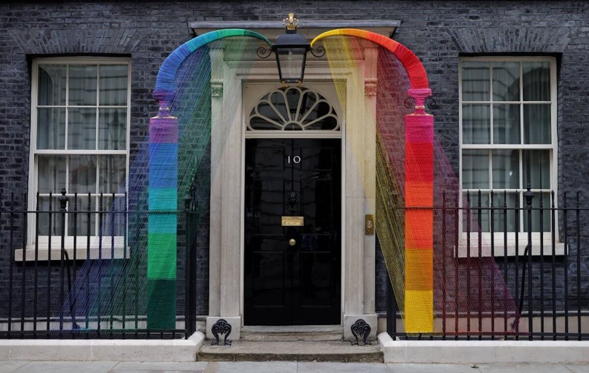 10 Downing Street, la casa del premier Boris Johnson color arcobaleno per celebrare il Pride Month